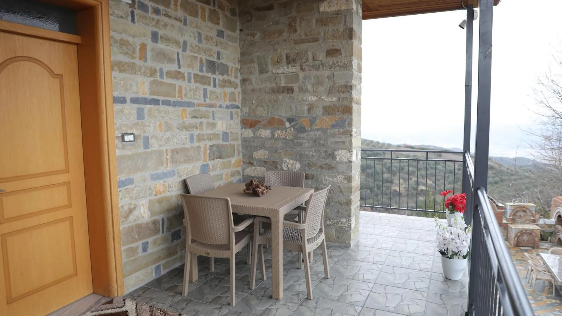Villa Selenica Zhitom Polican Arnavutluk